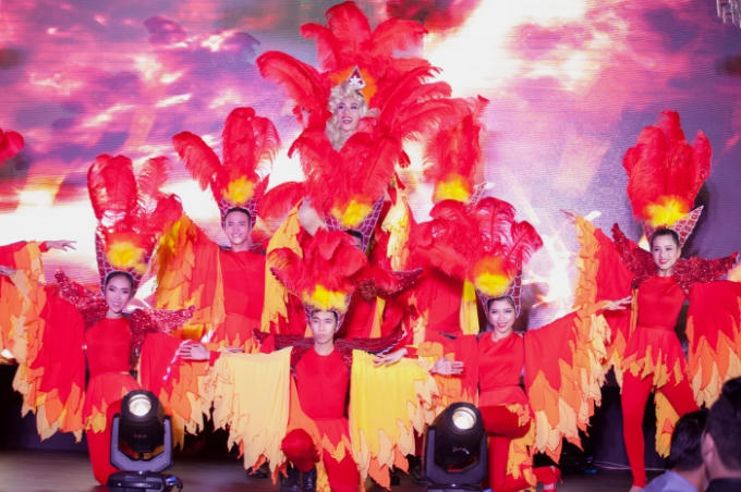 Đ&agrave;m Vĩnh Hưng, Vũ H&agrave; đến ch&uacute;c mừng nh&agrave; thiết kế Ken Nguyễn