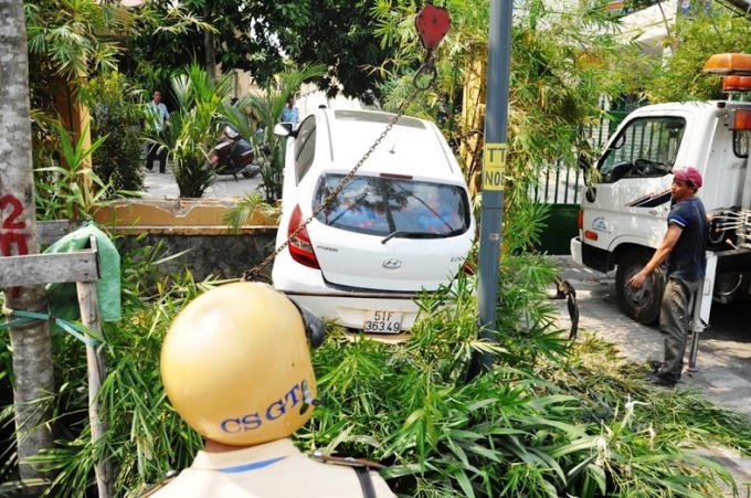 TP HCM: Nữ tài xế húc đổ rào thép, đè cụ ông chạy xe ôm