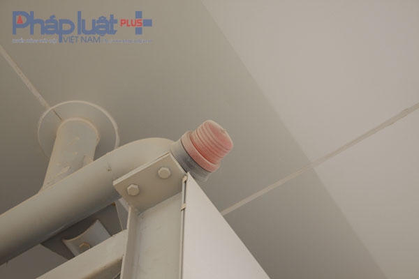 Đèn tín hiệu bụi bám dày và không hoạt động.