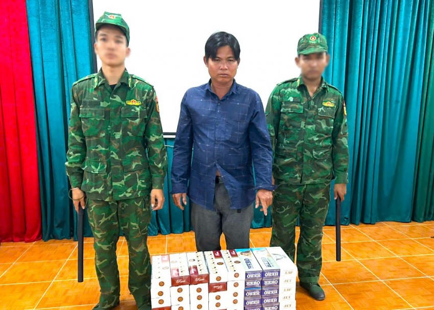 Đối tượng và tang vật bị bắt giữ đưa về Đồn Biên phòng