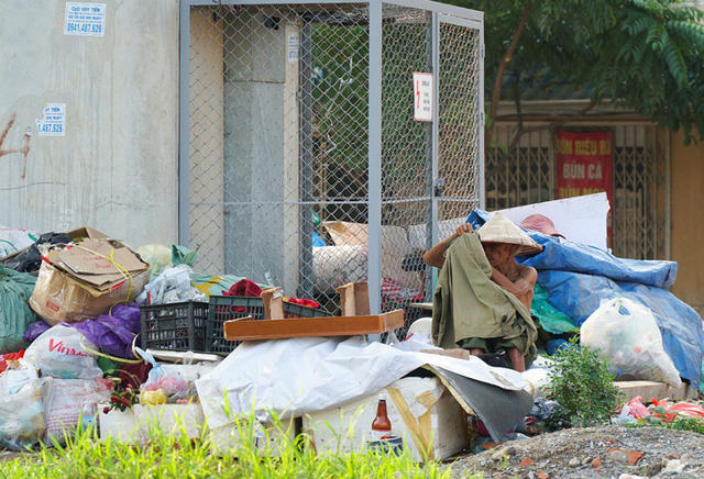 Điểm gầm cầu đường sắt trên cao đoạn qua phố Hoàng Cầu (quận Đống Đa) thành điểm tập kết phế liệu, nhếch nhác.