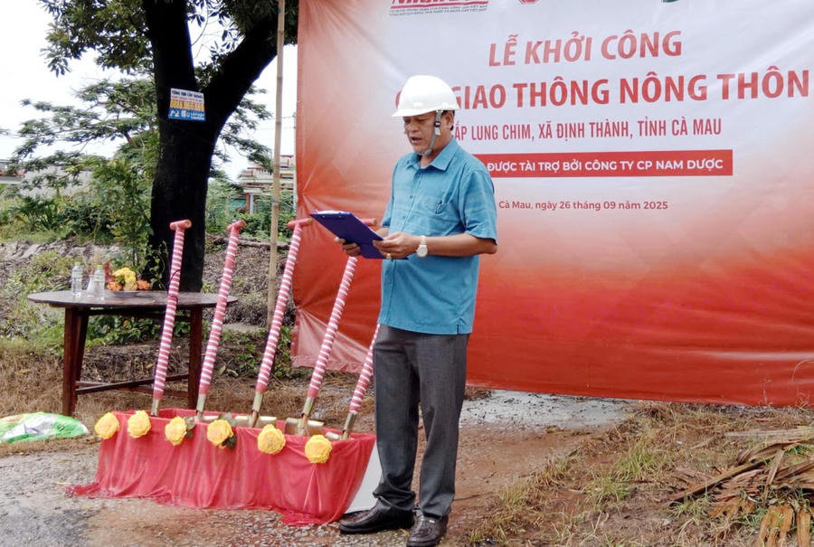 Ông Đỗ Hoàng Liệt - Phó Chủ tịch UBND xã Định Thành, phát biểu tại lễ khởi công.
