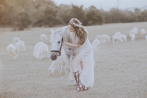 Elly Trần khoe vẻ đẹp nữ thần sau khi sinh con lần 2