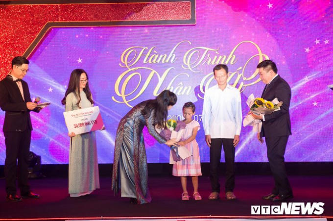 Bộ trưởng Nguyễn Thị Kim Tiến và PGS - TS Nguyễn Thế Kỷ trao quà cho bé Sa Phương Thúy, nhân vật trong loạt phóng sự về căn bệnh hiểm nghèo của nhiều người ở Mường Chiềng, Đà Bắc, Hoà Bình.