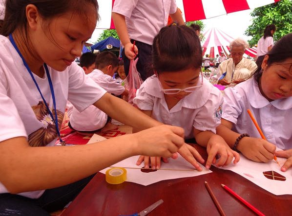 Diều gió được làm từ giấy và khung tre.