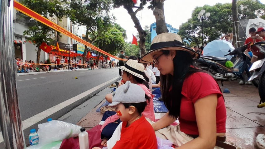 Trẻ em cũng đi xem buổi Lễ cùng với gia đình.