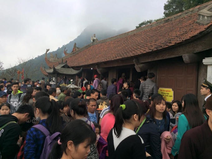 Dòng người nêm chặt tại chùa Hoa Yên thuộc khu di tịch lịch sử Quốc Gia Yên Tử.