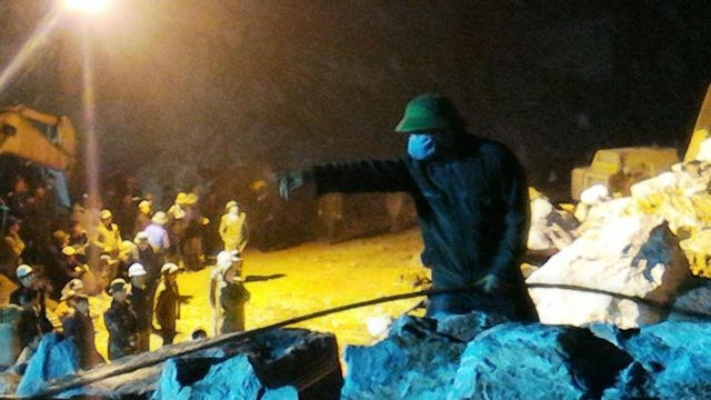 Tất cả đều khẩn trương, miệt mài để nỗ lực tìm ra hai nạn nhân cuối cùng đang bị vùi lấp trong hàng ngàn mét khối đá.