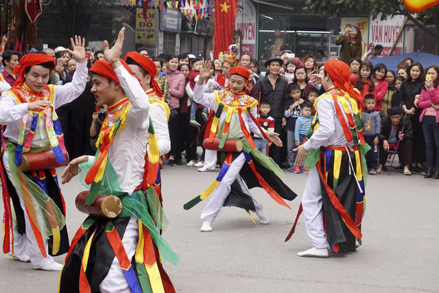 Hà Nội: Trai làng lả lơi trong màn