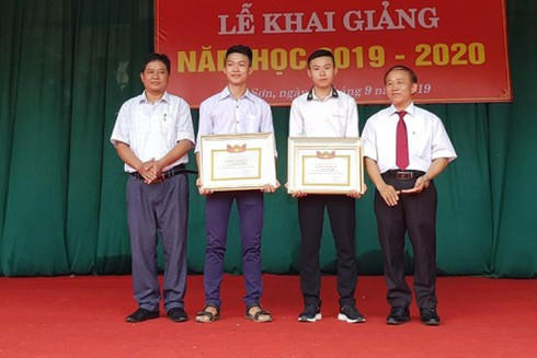 nghe_an_tang_bang_khen_cho_hoc_sinh