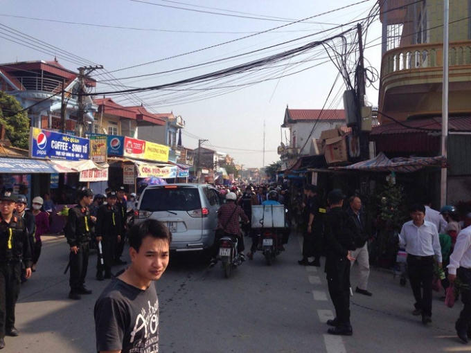 D&ograve;ng người tấp nập dồn về chợ &ldquo;Mua may, b&aacute;n rủi&rdquo; trước giờ khai hội