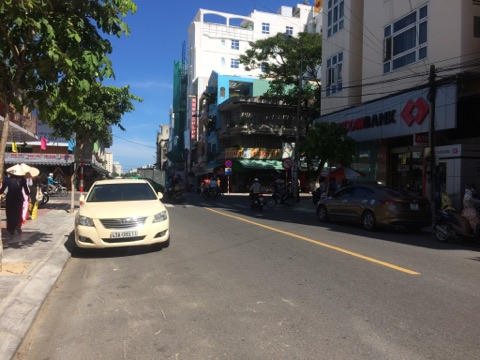 Khu vực nhà Bí thư Đà Nẵng nằm ngay sát chợ Hàn và bờ sông Hàn.