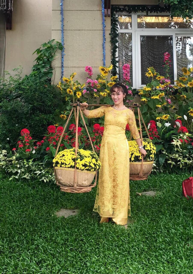 Ảnh chụp trước lúc đi làm ngày đầu xuân Đinh Dậu, cô gánh hoa ở vườn nhà đậm chất Hà thành.