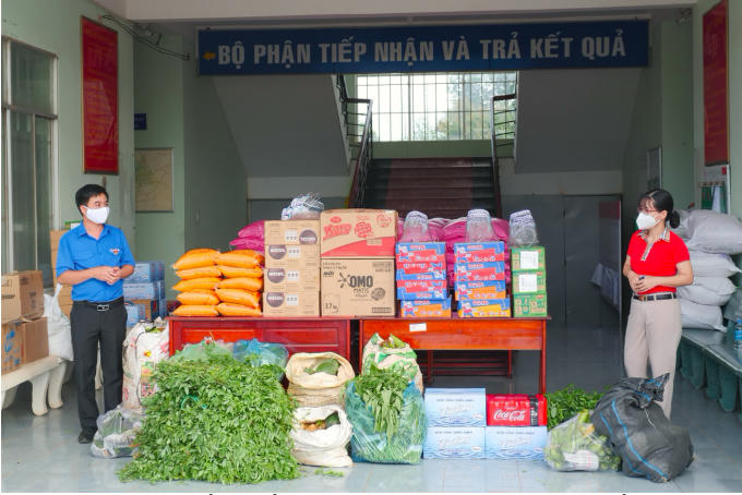 Bí thư Tỉnh Đoàn Trần Quốc Duy (trái) chia sẻ và động viên tinh thần cán bộ, chiến sỹ v à người dân phường Tân Bình (thành phố Đồng Xoài)