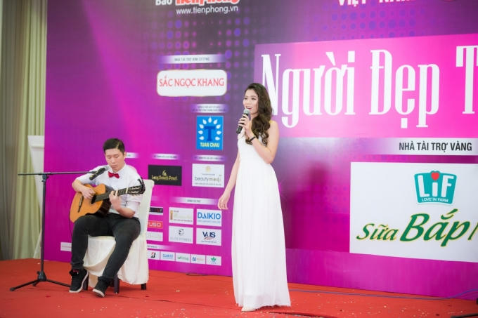Hát “Hello Việt Nam”, người đẹp Trần Thị Phương Thảo (SBD 299) gửi đi thông điệp tiếng Anh cuối phần thể hiện: “Cuộc sống của bạn giống như một quyển sách, nó như thế nào hoàn toàn phụ thuộc vào chính bạn, vào cách mà bạn viết nên quyển sách nó. Cho nên, hãy luôn tin vào chính bản thân mình và đừng bao giờ bỏ cuộc”.