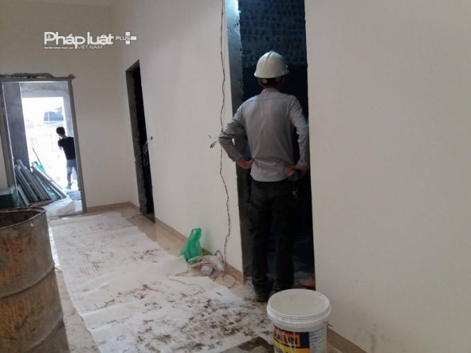 Công nhân vẫn gấp rút thi công, máy móc, vật liệu xây dựng ngổn ngang.