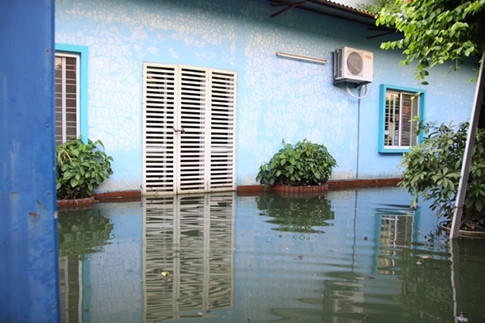 Nước ngập đến nửa nhà.