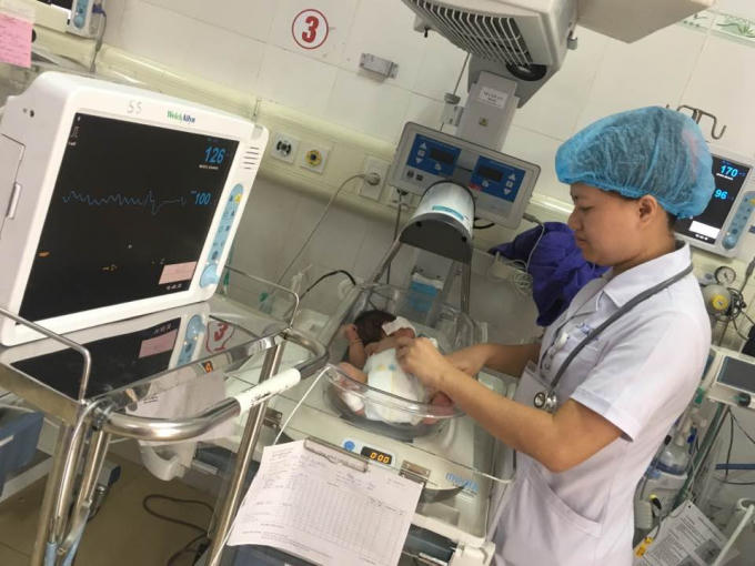 Sau khi được thay máu, hiện tại tình trạng của 2 bé đã ổn định.