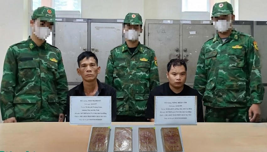 Hai đối tượng Đào Mạnh Hà và Nông Hoài Lâm cùng tang vật bị lực lượng đánh án bắt giữ. (Ảnh: Đồn Biên phòng Cửa khẩu Quốc tế Trà Lĩnh).
