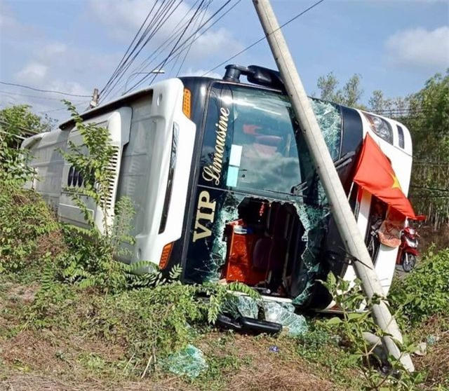 Chiếc xe khách giường nằm bị lật sau khi tông gãy trụ điện. (Ảnh: Dân trí)