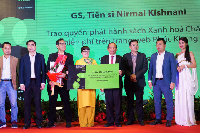 Các đại biểu chụp ảnh lưu niệm.