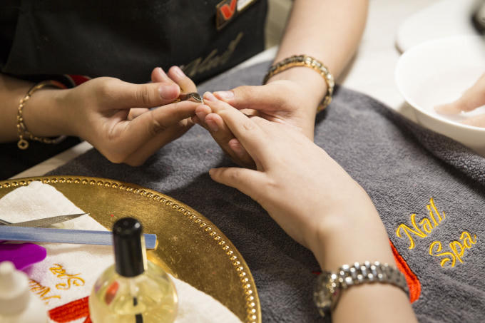 Quang H&agrave;, Pha L&ecirc; đến ch&uacute;c mừng Khắc Việt trở th&agrave;nh &ocirc;ng chủ tiệm Nail sang chảnh bậc nhất S&agrave;i G&ograve;n