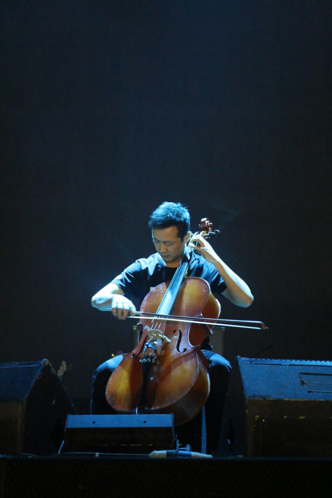 Sự kết hợp giữa cello của MC Anh Tuấn cùng guitar của nghệ sĩ Tuấn Hùng và giọng hát Trần Lập với ca khúc Mắt đen khiến khán giả xúc động không cầm được nước mắt.