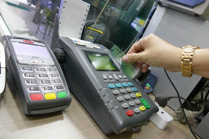 Nhiều ngân hàng thay đổi biểu phí dịch vụ áp dụng cho khách hàng cá nhân ẢNH: Đ.N.THẠCH