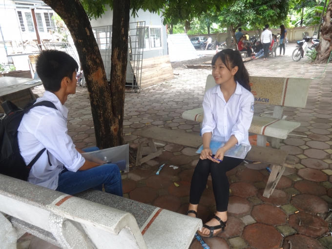 Em Vũ Thị Hằng (bên phải), học sinh trường THPT Quảng Oai chia sẻ: "Theo em đề thi năm nay không khó, kể cả với những thí sinh thi tốt nghiệp như em. Phần vẽ biểu đồ năm nay em không phải suy luận biểu đồ, vì trong đề bài đã nêu luôn là "vẽ biểu đồ tròn". Còn với bài thi của mình, em cảm thấy khá là hài lòng".