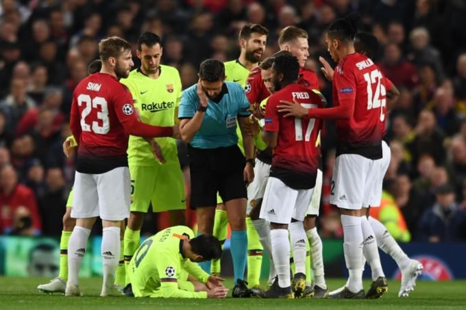 M.U 0-1 Barcelona: Luke Shaw l&uacute;ng t&uacute;ng đ&aacute; phản lưới nh&agrave;