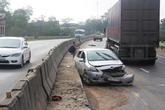 Sau cú va chạm, xe ô tô 4 chỗ quay ngược trở lại theo hướng Huế-Quảng Trị