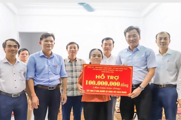 Bí thư Tỉnh ủy Hưng Yên, ông Nguyễn Hữu Nghĩa trao biển tượng trưng số tiền 100 triệu đồng của tỉnh hỗ trợ bà Lan xây nhà ở.