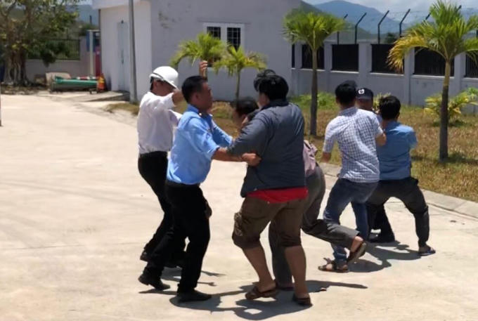 Nam bảo vệ bị nhân viên công ty tấn công vì nhắc nhở mang dép lê (Ảnh minh họa: Báo mới)