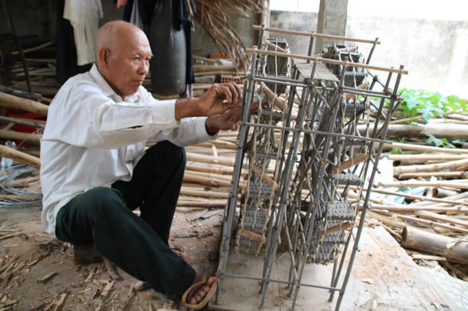 Ngày ngày, ông Quýt lặng lẽ phục dựng lại mô hình bờ xe nước sông Trà