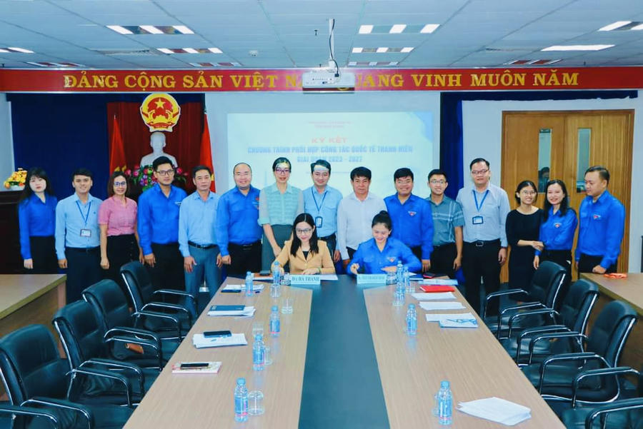 Ký kết hợp tác giữa 2 bên.