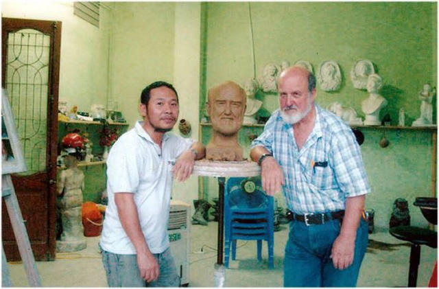 Nhà điêu khắc Trần Minh Tuấn - "cha đẻ" của bộ tượng 12 con giáp và một vị khách nước ngoài. Ảnh: TL.
