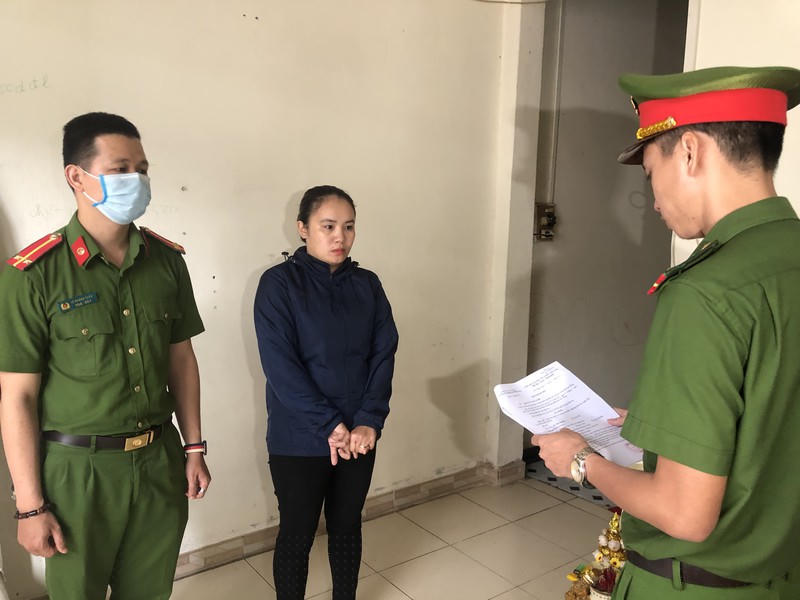 Phòng Cảnh sát Kinh tế Công an TP Đà Nẵng đọc quyết định khởi tố vụ án, khởi tố bị can đối với Nguyễn Thị Thịnh.