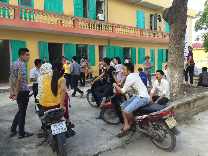 Người nhà các bệnh nhân ngồi ngoài sân bệnh viện rất lo lắng cho sức khỏe của người thân (Ảnh: Thế Vinh)