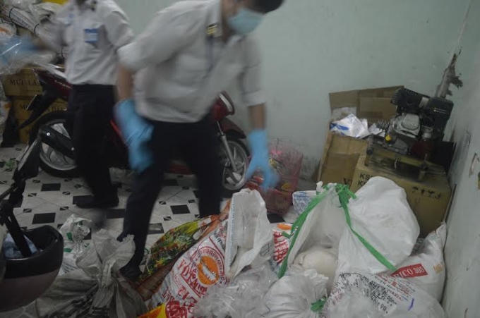 Heo sữa bẩn được đựng trong những bao bì
