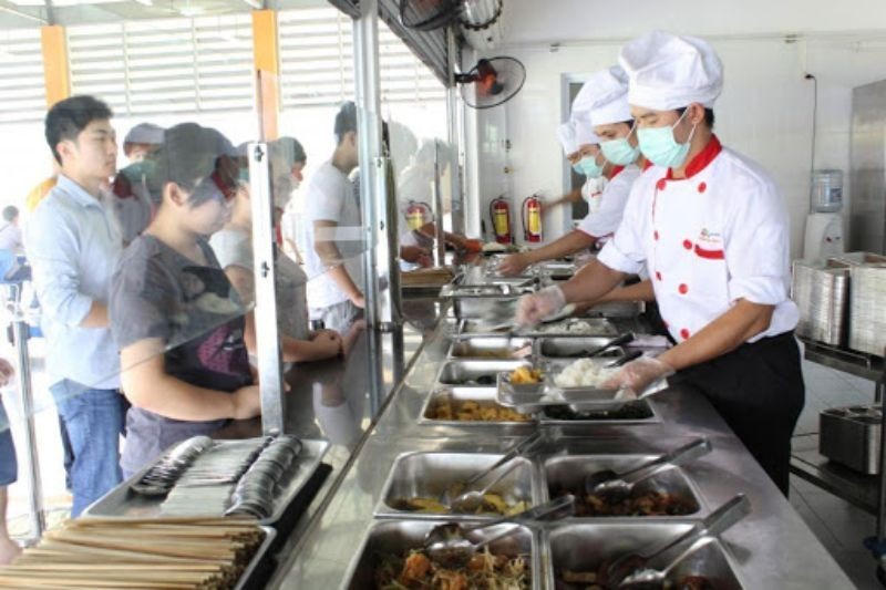 Cục An toàn thực phẩm tăng cường giám sát toàn diện tại bếp ăn tập thể. (Ảnh minh hoạ)