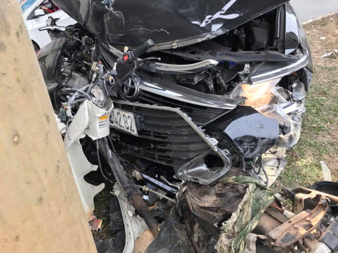 Phần đầu xe bị biến dang hoàn toàn.