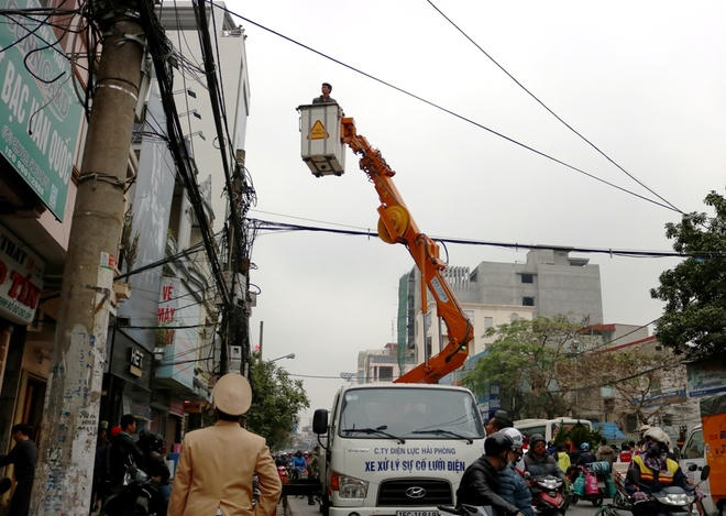 Nhân viên trật tự đô thị, dân phòng mang theo búa tạ, xà beng, máy cắt sắt… với sự hỗ trợ của công an đã đi dọc theo các tuyến phố để tháo dỡ các hạng mục vi phạm. Ôtô tải, xe thang được lực lượng chức năng huy động để dỡ bỏ biển quảng cáo, băng rôn... được lắp đặt vươn ra vỉa hè.