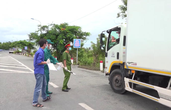 Tuyệt đối không để người dân vào tỉnh mà không được kiểm tra, giám sát; quản lý chặt người điều khiển phương tiện,… vận chuyển hàng hóa, dừng, đỗ, lên xuống hàng hóa và việc lưu trú lại tại tỉnh.