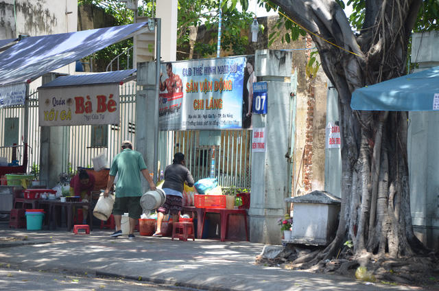 Trải dài mặt tiền SVĐ người dân vẫn chưng dụng để kinh doanh các mặt hàng ăn uống vỉa hè.