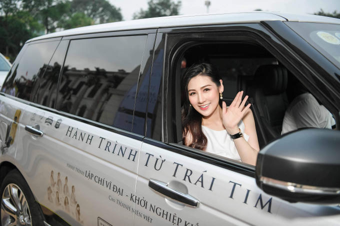 &Aacute; hậu T&uacute; Anh khoe v&oacute;c d&aacute;ng ho&agrave;n hảo sau sinh
