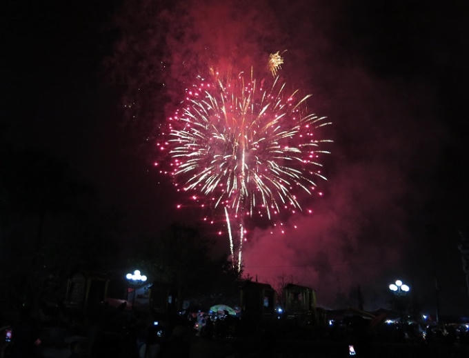 Màn bắn pháo hoa kéo dài khoảng 15 phút cuối buổi lễ đã làm nức lòng hàng vạn du khách thập phương và nhân dân địa phương về dự lễ khai hội dền Trần Thái Bình xuân Bính Thân 2016. Ảnh: Nam Hồng.