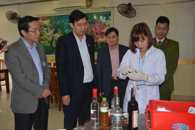 Xét nghiệm nhanh mẫu rượu Vodka tại nhà hàng Trang Lùn cho kết quả âm tính. Ảnh: Sở Y tế Hà Nội.