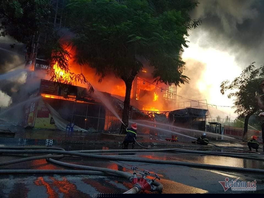 Lửa bùng lên dữ dội