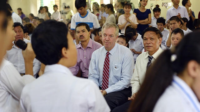 Ông chăm chú ngồi lắng nghe ca khúc "Trái đất này là của chúng mình" do các em nhỏ tại Làng Hữu Nghị biểu diễn.