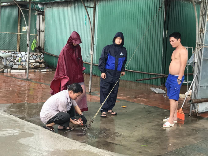 Người dân chằng chống các ki ốt.